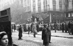 Magyarország, Budapest VII., Károly (Tanács) körút, MTA lakóház., 1956, Nagy Gyula, cégtábla, szovjet gyártmány, tömeg, forradalom, harckocsi, katonaság, T-54 tank, Budapest, Fortepan #40080