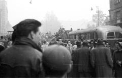 Magyarország, Budapest V., Kossuth Lajos utca az Astoria kereszteződésnél, jobbra az Astoria szálló., 1956, Nagy Gyula, autóbusz, tömeg, forradalom, magyar gyártmány, Ikarus-márka, Budapest, Fortepan #40081