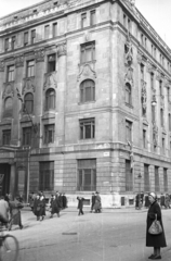 Magyarország, Budapest V., Harmincad utca - Erzsébet (Engels) tér sarok, brit nagykövetség épülete., 1956, Nagy Gyula, zászló, forradalom, középület, Budapest, Fortepan #40083