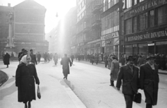 Magyarország, Budapest V., Szervita (Martinelli) tér a Petőfi Sándor utca felé nézve., 1956, Nagy Gyula, cégtábla, forradalom, szobor, járókelő, Belvárosi Női Diavatház, Budapest, Fortepan #40084