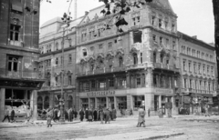 Magyarország, Budapest V., Kossuth Lajos utca - Károly (Tanács) körút sarok., 1956, Nagy Gyula, háborús kár, forradalom, járókelő, gyógyszertár, lámpaoszlop, Budapest, Fortepan #40085