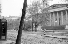 Magyarország, Budapest VIII., Múzeum körút, Magyar Nemzeti Múzeum., 1956, Nagy Gyula, forradalom, ősz, múzeum, telefonfülke, csibilámpa, Budapest, Fortepan #40086