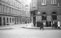 Magyarország, Budapest V., Nádor utca - Steindl Imre (Árpád) utca sarok., 1956, Nagy Gyula, forradalom, útjelző tábla, fegyver, karszalag, puska, utcanévtábla, gépfegyver, Budapest, Fortepan #40091