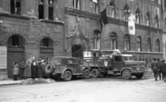 Magyarország, Budapest VIII., Baross utca 15. Magyar Vöröskereszt országos központja., 1956, Nagy Gyula, háborús kár, zászló, forradalom, magyar gyártmány, teherautó, Csepel-márka, dzsip, vöröskereszt, Csepel D-352, Budapest, Fortepan #40092