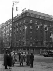 Magyarország, Budapest V., Kossuth Lajos utca - Múzeum körút sarok, Astoria szálló., 1956, Nagy Gyula, háborús kár, szovjet gyártmány, forradalom, harckocsi, szálloda, T-34 tank, Budapest, Fortepan #40095