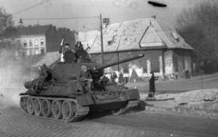 Magyarország, Budapest IX., Haller utca (Hámán Kató út) a Balázs Béla utca torkolatánál, háttérben a Telepy utca házai., 1956, Nagy Gyula, zászló, szovjet gyártmány, forradalom, harckocsi, T-34 tank, Budapest, Fortepan #40102