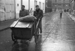 Magyarország, Budapest IX., Thaly Kálmán utca a Mester utca felé nézve., 1956, Nagy Gyula, forradalom, zsák, kézikocsi, Budapest, Fortepan #40107