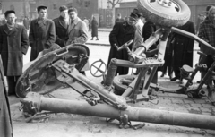 Magyarország, Budapest VIII.,Budapest VII., Baross tér a VII. kerületi oldalról nézve. A háttérben a tér közepén álló ideiglenes kerítés és barakkok, balra a Keleti pályaudvar főhomlokzatának részlete látszik., 1956, Nagy Gyula, forradalom, fegyver, löveg, Budapest, férfiak, kíváncsiság, járműroncs, Fortepan #40109