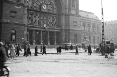 Magyarország, Budapest VIII., Baross tér, Keleti pályaudvar., 1956, Nagy Gyula, háborús kár, szovjet gyártmány, forradalom, harckocsi, telefonfülke, címer, pályaudvar, T-34 tank, Kossuth címer, Budapest, épületkár, Fortepan #40110