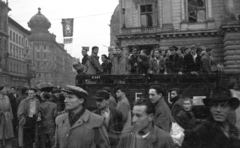 Magyarország, Budapest VIII., Blaha Lujza tér, Nemzeti Színház., 1956, Nagy Gyula, háborús kár, forradalom, nemzeti színház, teherautó, Fellner és Helmer-terv, fegyver, puska, gépfegyver, TEFU-szervezet, eklektikus építészet, Budapest, Fortepan #40115