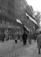 Magyarország, Budapest VII., Rákóczi út a Síp utcától a Blaha Lujza tér felé nézve., 1956, Nagy Gyula, zászló, forradalom, felvonulás, Budapest, Fortepan #40117