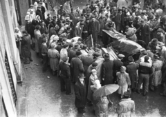 Magyarország, Budapest VII., Akácfa utca eleje, folyik a Sztálin szobor szétdarabolása., 1956, Nagy Gyula, tömeg, forradalom, szobor, jelképrombolás, Sztálin ábrázolás, Budapest, Fortepan #40120