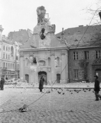 Magyarország, Budapest VIII., Rákóczi út - Gyulai Pál utca sarok, Szent Rókus-kápolna., 1956, Nagy Gyula, háborús kár, forradalom, rom, kápolna, feszület, Budapest, galamb, épületkár, Fortepan #40124