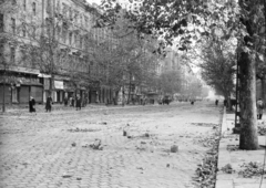 Magyarország, Budapest VIII.,Budapest VII., Rákóczi út, az Astoria kereszteződés felől a Síp utca felé nézve., 1956, Nagy Gyula, forradalom, kockakő, Budapest, Fortepan #40126