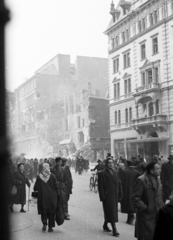 Magyarország, Budapest VIII.,Budapest VII., Rákóczi út, szemben az Osvát (Miksa) utca torkolata., 1956, Nagy Gyula, háborús kár, forradalom, járókelő, rom, Budapest, épületkár, Fortepan #40129