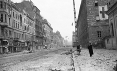 Magyarország, Budapest VIII.,Budapest VII., Rákóczi út a Szent Rókus-kápolnától a Nagykörút felé nézve., 1956, Nagy Gyula, háborús kár, zászló, forradalom, gyógyintézmény, vöröskereszt, Budapest, épületkár, Fortepan #40130