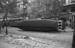 Magyarország, Budapest VII., Rákóczi út a Szentkirályi utca felől a Síp utca felé nézve., 1956, Nagy Gyula, felirat, forradalom, villamos, járműroncs, villamos pótkocsi, Budapest, Fortepan #40137