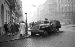 Magyarország, Budapest VII., Rákóczi út az Akácfa utcától a körút felé nézve. Kiégett szovjet BTR-152 páncélozott lövészszállító jármű., 1956, Nagy Gyula, szovjet gyártmány, felirat, páncélautó, forradalom, járműroncs, harcjármű, BTR 152, Budapest, Fortepan #40138