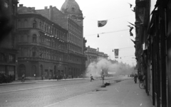 Magyarország, Budapest VIII.,Budapest VII., Rákóczi út a Nagykörút felé nézve, balra a háttérben a Nemzeti Színház., 1956, Nagy Gyula, zászló, forradalom, színház, füst, Budapest, Fortepan #40140