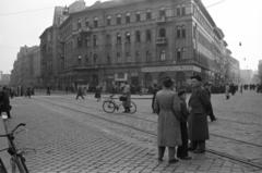 Magyarország, Budapest VIII., Népszínház utca - Nagy Fuvaros utca sarok., 1956, Nagy Gyula, kerékpár, zászló, forradalom, Budapest, élelmiszerbolt, Közért Vállalat, Fortepan #40147