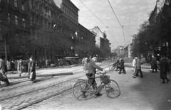 Magyarország, Budapest VII., Erzsébet (Lenin) körút a Dohány utcától a Wesselényi utca felé nézve., 1956, Nagy Gyula, kerékpár, forradalom, Budapest, Fortepan #40148