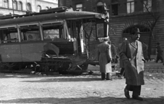 Magyarország, Budapest VIII., József körút, háttérben a Népszínház utca torkolata., 1956, Nagy Gyula, forradalom, villamos, járműroncs, Budapest, Fortepan #40152