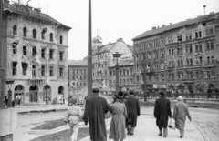 Magyarország, Budapest IX., Boráros tér a Ferenc körút felé nézve., 1956, Nagy Gyula, háborús kár, felirat, forradalom, lámpaoszlop, Budapest, épületkár, Fortepan #40158