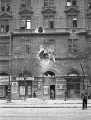 Magyarország, Budapest VII., Erzsébet (Lenin) körút 51., 1956, Nagy Gyula, háborús kár, zászló, cégtábla, forradalom, trafik, Édességbolt, Budapest, épületkár, Fortepan #40160