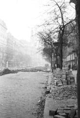 Magyarország, Budapest VII., Erzsébet (Lenin) körút a Dohány utca felé nézve., 1956, Nagy Gyula, plakát, forradalom, hirdetőoszlop, kockakő, Budapest, Fortepan #40161