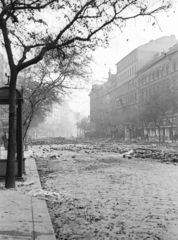 Magyarország, Budapest VII., Erzsébet (Lenin) körút a Dohány utca felé nézve., 1956, Nagy Gyula, zászló, forradalom, telefonfülke, kockakő, Budapest, Fortepan #40162