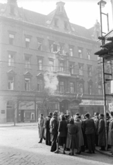 Magyarország, Budapest VII., Erzsébet (Lenin) körút 44-46., Jókai udvar a Dob utca sarkától nézve., 1956, Nagy Gyula, cégtábla, tömeg, forradalom, cipőbolt, Budapest, Fortepan #40163