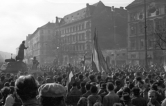 Magyarország, Budapest VIII., József körút a József utcától a Baross utca felé nézve., 1956, Nagy Gyula, zászló, szovjet gyártmány, tömeg, forradalom, harckocsi, T-34 tank, Budapest, Fortepan #40165