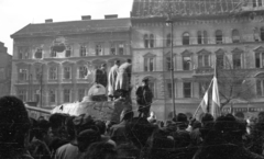 Magyarország, Budapest VIII., József körút, háttérben a 49. számú épület, jobbra a 47 szám alatti Krúdy utcai sarokház látható., 1956, Nagy Gyula, háborús kár, zászló, szovjet gyártmány, tömeg, forradalom, harckocsi, épületkár, T-34 tank, Budapest, Fortepan #40166