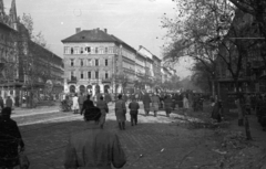 Magyarország, Budapest VIII., a József körút Baross utca és Rákóczi tér közötti házsora, balra a Rökk Szilárd utca torkolata., 1956, Nagy Gyula, tömeg, forradalom, bódé, trafik, Budapest, Fortepan #40167