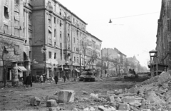 Magyarország, Budapest VIII., Üllői út a Nagykörút felől a Kisfaludy utca felé nézve., 1956, Nagy Gyula, háborús kár, plakát, szovjet gyártmány, forradalom, harckocsi, orvos, utcakép, hirdetőoszlop, épületkár, vöröskereszt, T-34 tank, ISZ-3 harckocsi, Budapest, Fortepan #40176