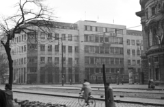 Magyarország, Budapest VIII., Blaha Lujza tér, a Szabad Nép székháza a körútról nézve. Jobbra a Nemzeti Színház., 1956, Nagy Gyula, kerékpár, háborús kár, forradalom, utcakép, villamos, kockakő, középület, Budapest, Fortepan #40183