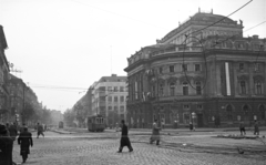 Magyarország, Budapest VIII.,Budapest VII., Rákóczi út - Nagykörút kereszteződés. Blaha Lujza tér, a Nemzeti Színház és a Szabad Nép székháza az Erzsébet (Lenin) körút felől nézve., 1956, Nagy Gyula, zászló, forradalom, nemzeti színház, járókelő, utcakép, színház, villamos, Fellner és Helmer-terv, eklektikus építészet, Budapest, Fortepan #40184