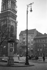 Magyarország, Budapest IX., Bakáts tér, balra az Assisi Szent Ferenc-templom., 1956, Nagy Gyula, templom, plakát, forradalom, hirdetőoszlop, lámpaoszlop, Budapest, Fortepan #40187