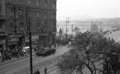 Magyarország, Budapest V.,Budapest XIII., Szent István körút - Jászai Mari tér sarok. A szovjet csapatok ideiglenes kivonulása 1956. október 31-én., 1956, Nagy Gyula, zászló, cégtábla, szovjet gyártmány, forradalom, harckocsi, utcakép, mentőautó, cukrászda, trafik, lámpaoszlop, hídfő, kilátás, T-54 tank, tejbolt, Édességbolt, Budapest, sínpálya, Fortepan #40193