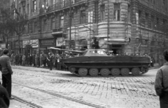 Magyarország, Budapest V., Szent István körút - Falk Miksa (Néphadsereg) utca sarok. PT-76-os úszó harckocsi. A szovjet csapatok ideiglenes kivonulása 1956. október 31-én., 1956, Nagy Gyula, cégtábla, szovjet gyártmány, tömeg, forradalom, harckocsi, utcakép, PT-76 tank, Budapest, Fortepan #40194