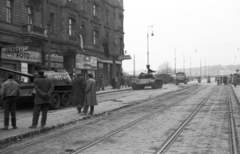 Magyarország, Budapest V., Szent István körút a Margit híd felé nézve. A szovjet csapatok ideiglenes kivonulása 1956. október 31-én., 1956, Nagy Gyula, cégtábla, szovjet gyártmány, forradalom, harckocsi, járókelő, utcakép, lámpaoszlop, üzletportál, hídfő, T-54 tank, harcjármű, BTR 152, fotószaküzlet, Budapest, Fortepan #40196