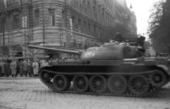 Magyarország, Budapest V., Szent István körút - Falk Miksa (Néphadsereg) utca sarok, T-54 típusú harckocsi. A szovjet csapatok ideiglenes kivonulása 1956. október 31-én., 1956, Nagy Gyula, szovjet gyártmány, forradalom, harckocsi, T-54 tank, Budapest, Fortepan #40197