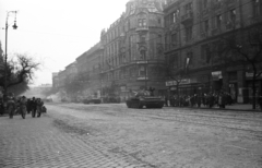 Magyarország, Budapest V.,Budapest XIII., Szent István körút a Nyugati (Marx) tér felé nézve, jobbra a Szemere utca torkolata. A szovjet csapatok ideiglenes kivonulása 1956. október 31-én., 1956, Nagy Gyula, zászló, cégtábla, szovjet gyártmány, forradalom, harckocsi, utcakép, lámpaoszlop, T-54 tank, Budapest, sínpálya, Fortepan #40198