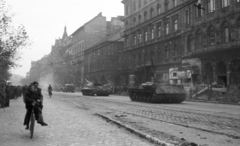 Magyarország, Budapest VI., Teréz (Lenin) körút a Podmaniczky (Rudas László) utcától a Szondi utca felé nézve. A szovjet csapatok ideiglenes kivonulása 1956. október 31-én., 1956, Nagy Gyula, kerékpár, cégtábla, szovjet gyártmány, forradalom, harckocsi, utcakép, ISZ-3 harckocsi, Budapest, Fortepan #40200