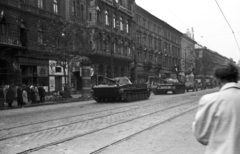 Magyarország, Budapest VI., Teréz (Lenin) körút a Szondi utca felől a Podmaniczky (Rudas László) utca felé nézve. A szovjet csapatok ideiglenes kivonulása 1956. október 31-én., 1956, Nagy Gyula, plakát, cégtábla, szovjet gyártmány, forradalom, harckocsi, teherautó, utcakép, hirdetőoszlop, menetoszlop, T-54 tank, harcjármű, BTR 40, PT-76 tank, Budapest, Fortepan #40201