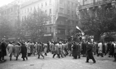 Magyarország, Budapest VI., Bajcsy-Zsilinszky út a Deák Ferenc térről nézve, szemben az Anker köz torkolata., 1956, Nagy Gyula, zászló, tömeg, forradalom, harckocsi, utcakép, felvonulás, Budapest, Fortepan #40203