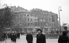 Magyarország, Budapest VI., Oktogon (November 7. tér), Abbázia kávéház., 1956, Nagy Gyula, háborús kár, forradalom, járókelő, rom, lámpaoszlop, üzletportál, épületkár, kávéház, rendőrkalitka, Budapest, Fortepan #40205