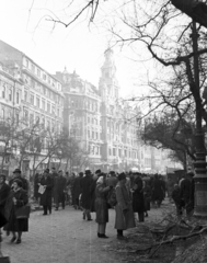 Magyarország, Budapest VII., Erzsébet (Lenin) körút a Wesselényi utca felől a Dohány utca felé nézve, háttérben a New York palota., 1956, Nagy Gyula, forradalom, járókelő, szálloda, Budapest, Fortepan #40206