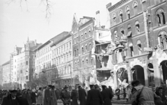 Magyarország, Budapest VII., Erzsébet (Lenin) körút a Barcsay utcától a Wesselényi utca felé nézve., 1956, Nagy Gyula, háborús kár, tömeg, forradalom, épületkár, Budapest, Fortepan #40207