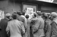 Magyarország, Budapest VII., Erzsébet (Lenin) körút 39. Mátra mozi hirdetőtáblája., 1956, Nagy Gyula, forradalom, hirdető tábla, címer, Kossuth címer, Budapest, Fortepan #40222